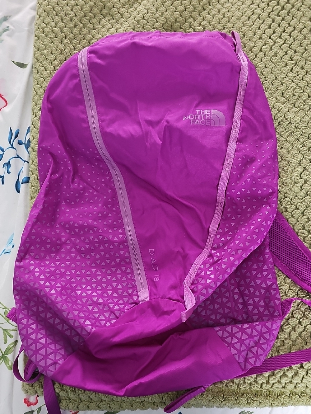 The North Face DIAD 18 Magenta Daypack with Geometric Print